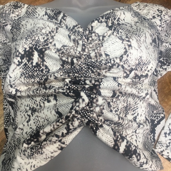 Charlotte Russe Snakeskin Reptile Crop Top Plus - Picture 2 of 6